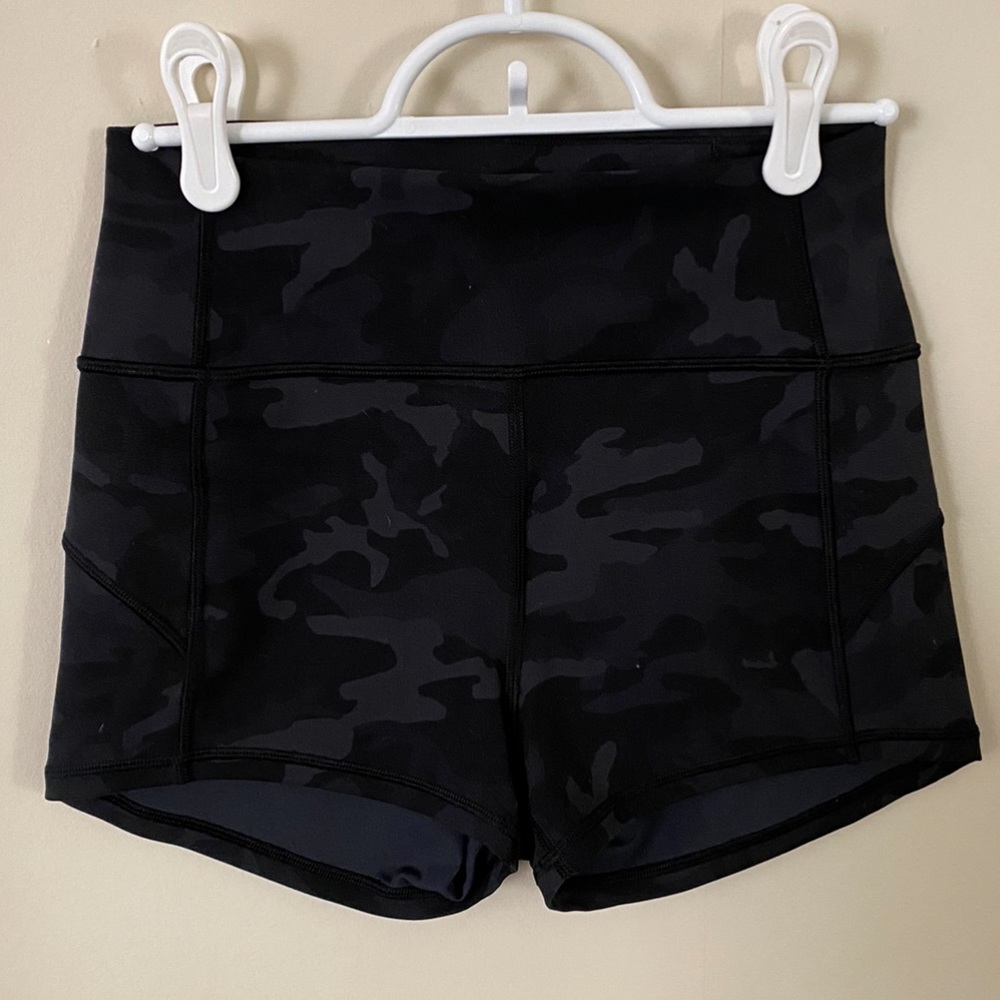 Lululemon 2.5” short, camo. NWOT